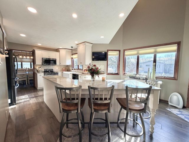 1085 Briarwood Drive, Worthington, MN 56187