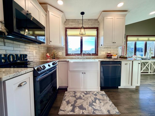 1085 Briarwood Drive, Worthington, MN 56187