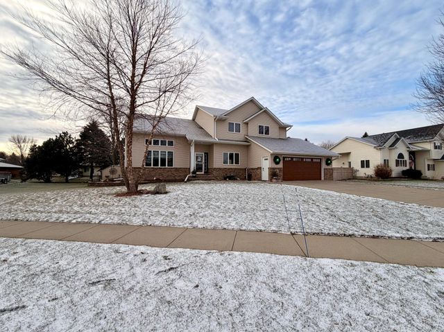 1085 Briarwood Drive, Worthington, MN 56187