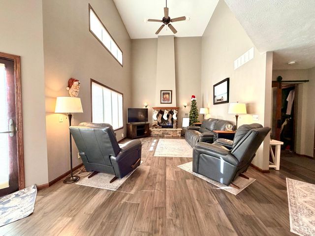 1085 Briarwood Drive, Worthington, MN 56187