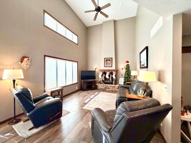 1085 Briarwood Drive, Worthington, MN 56187