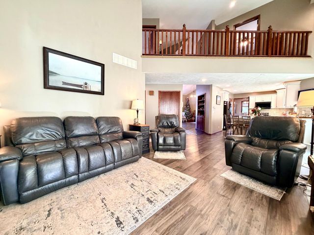 1085 Briarwood Drive, Worthington, MN 56187