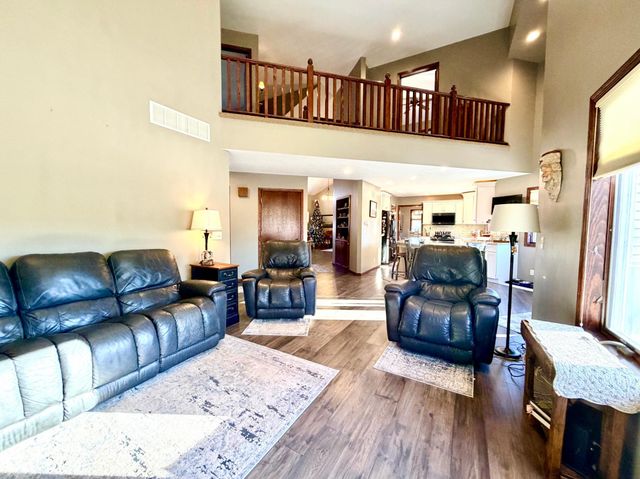1085 Briarwood Drive, Worthington, MN 56187