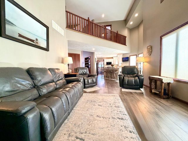 1085 Briarwood Drive, Worthington, MN 56187