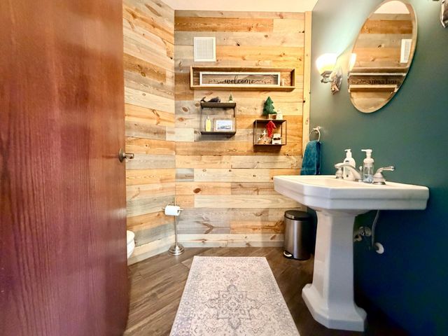 1085 Briarwood Drive, Worthington, MN 56187