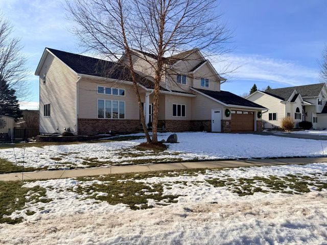1085 Briarwood Drive, Worthington, MN 56187