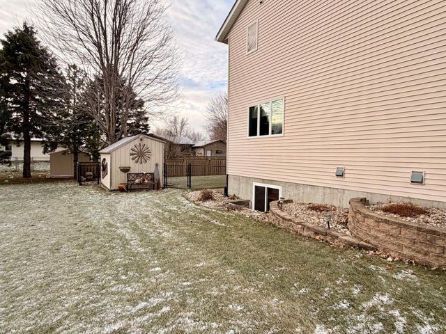 1085 Briarwood Drive, Worthington, MN 56187