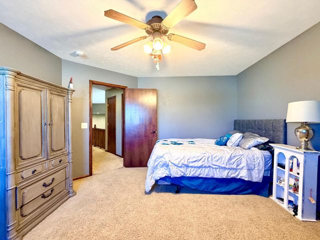 1085 Briarwood Drive, Worthington, MN 56187