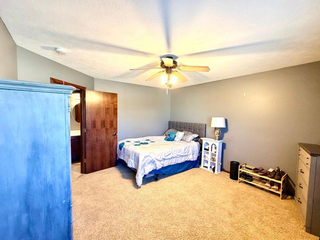 1085 Briarwood Drive, Worthington, MN 56187