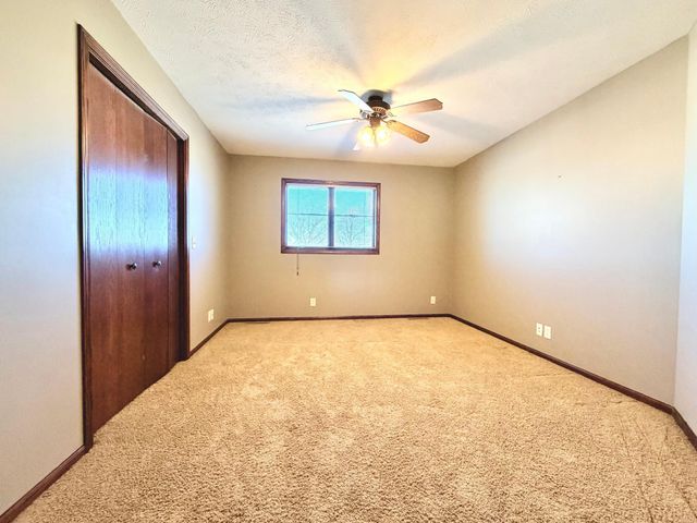 1085 Briarwood Drive, Worthington, MN 56187