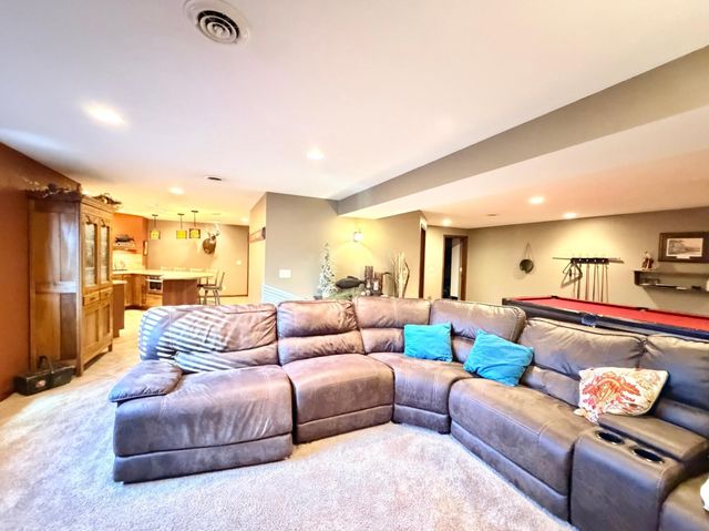 1085 Briarwood Drive, Worthington, MN 56187