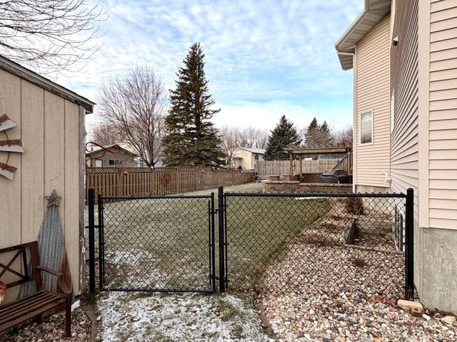 1085 Briarwood Drive, Worthington, MN 56187