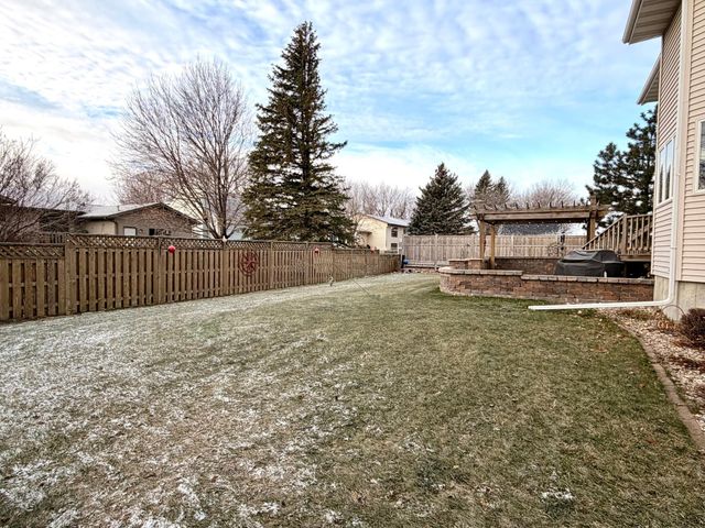 1085 Briarwood Drive, Worthington, MN 56187