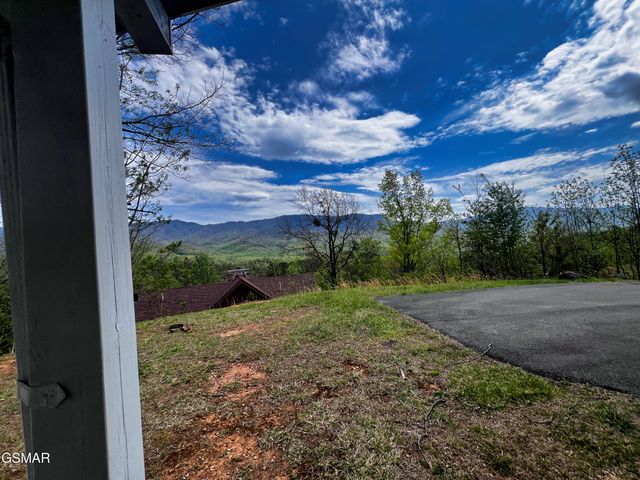 1030 Fox Tail Trail, Gatlinburg, TN 37738