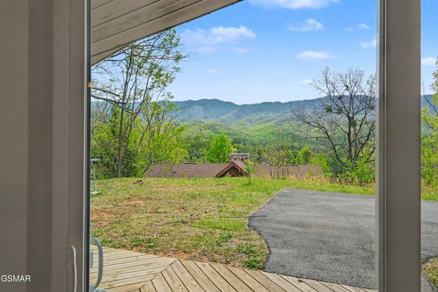 1030 Fox Tail Trail, Gatlinburg, TN 37738