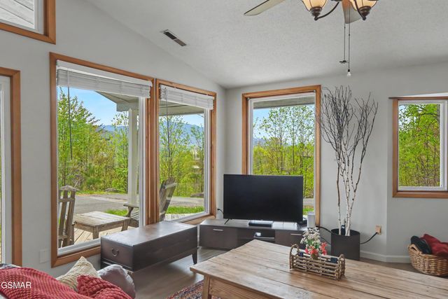 1030 Fox Tail Trail, Gatlinburg, TN 37738