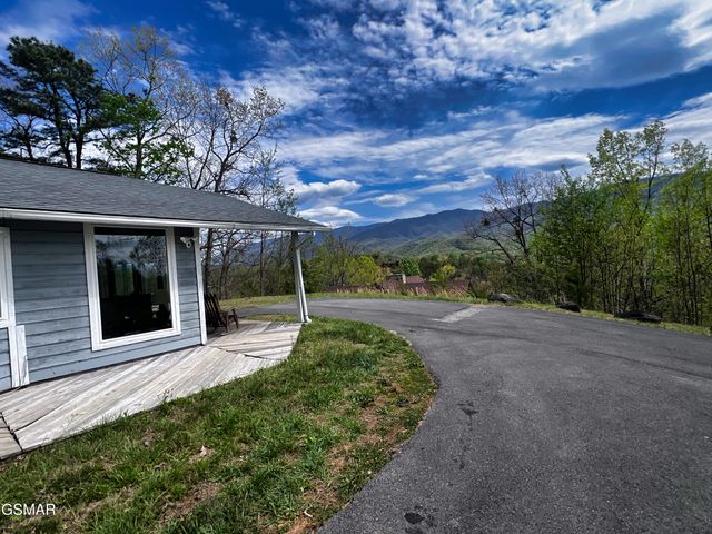 1030 Fox Tail Trail, Gatlinburg, TN 37738