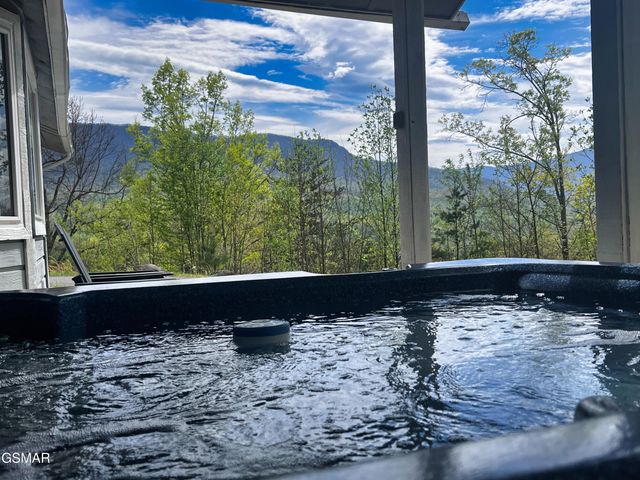 1030 Fox Tail Trail, Gatlinburg, TN 37738