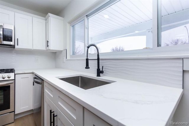 2435 Serra Drive, Sterling Heights, MI 48310