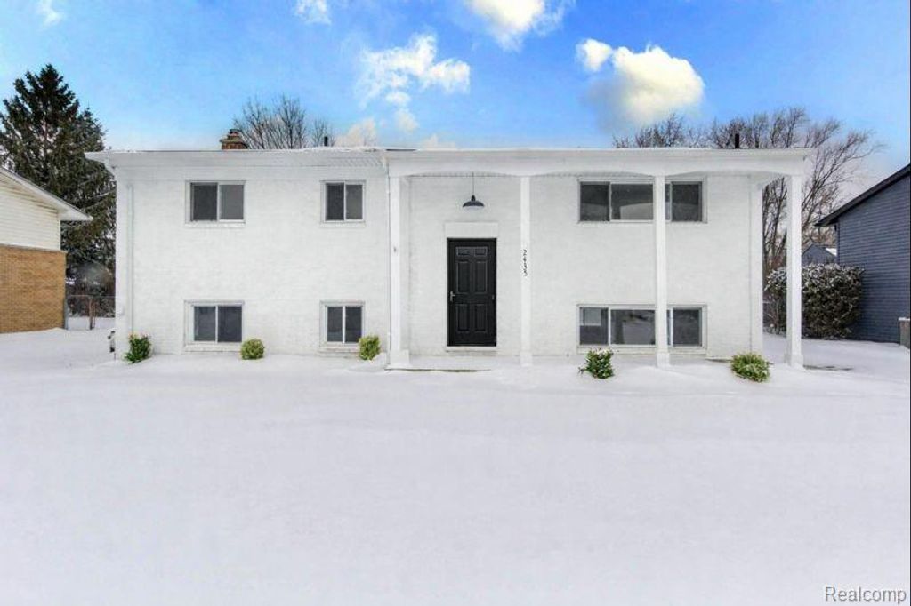 2435 Serra Drive, Sterling Heights, MI 48310
