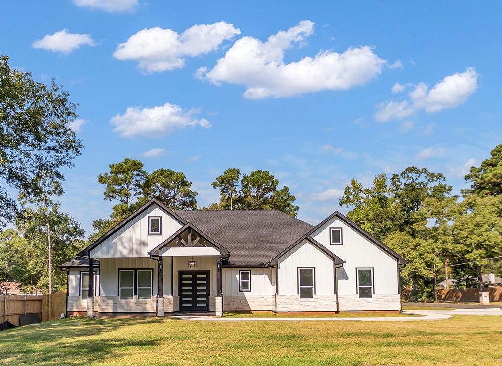 15201 Paradise Point Drive, Willis, TX 77318