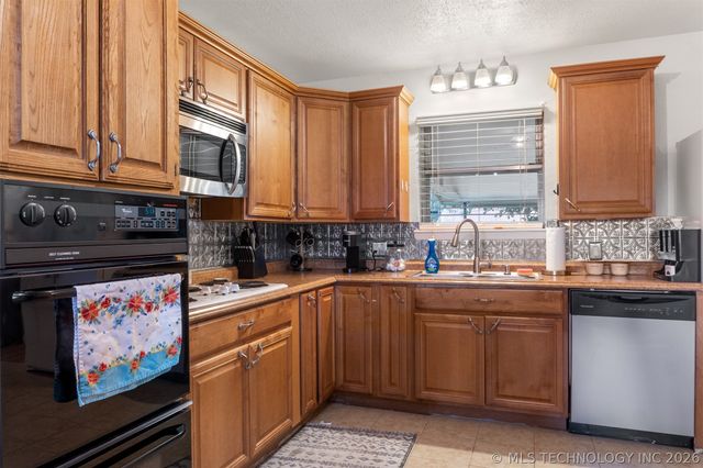 703 McCarley, Colbert, OK 74733
