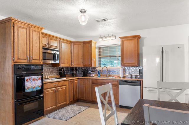 703 McCarley, Colbert, OK 74733