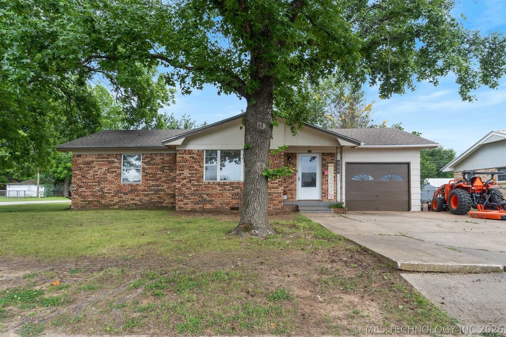 703 McCarley, Colbert, OK 74733