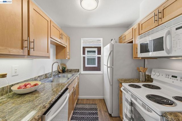 22 Marina Lakes Dr, Richmond, CA 94804