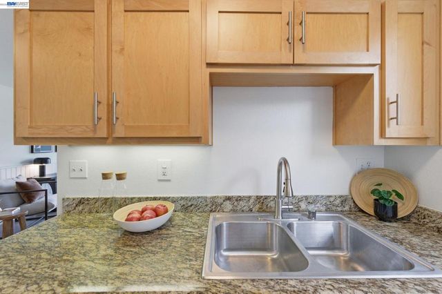 22 Marina Lakes Dr, Richmond, CA 94804