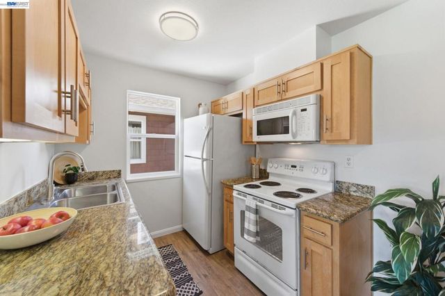 22 Marina Lakes Dr, Richmond, CA 94804