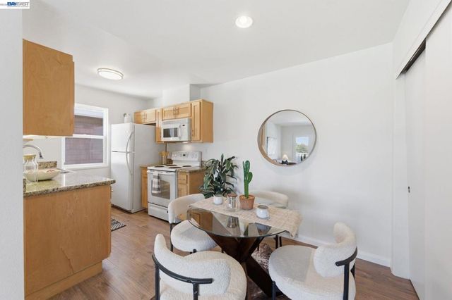 22 Marina Lakes Dr, Richmond, CA 94804