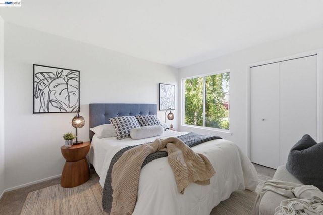 22 Marina Lakes Dr, Richmond, CA 94804