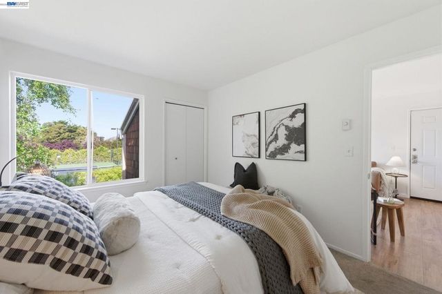 22 Marina Lakes Dr, Richmond, CA 94804