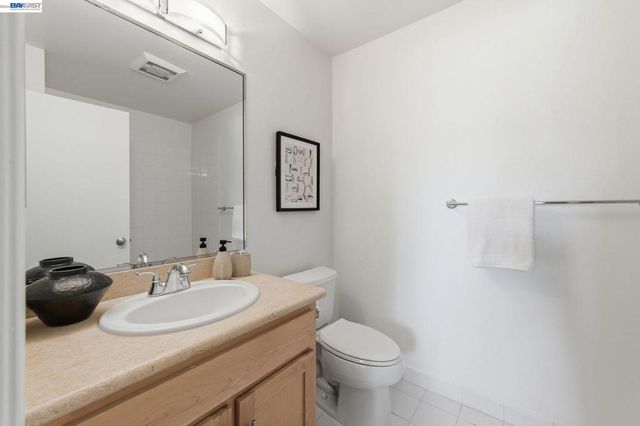 22 Marina Lakes Dr, Richmond, CA 94804