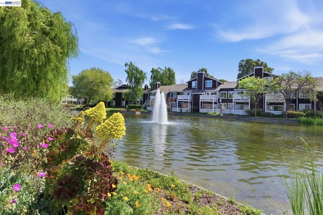 22 Marina Lakes Dr, Richmond, CA 94804