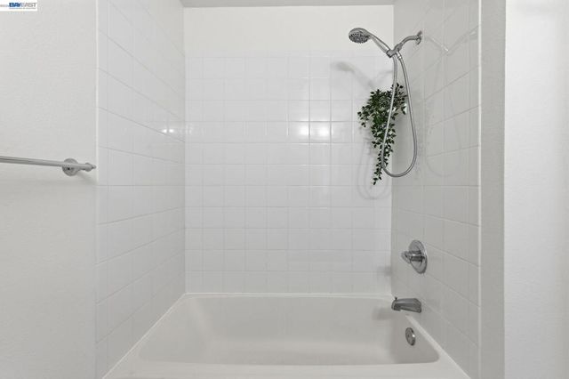 22 Marina Lakes Dr, Richmond, CA 94804