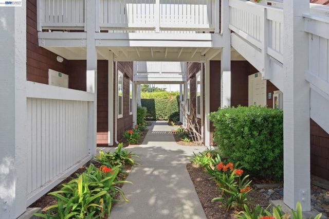 22 Marina Lakes Dr, Richmond, CA 94804