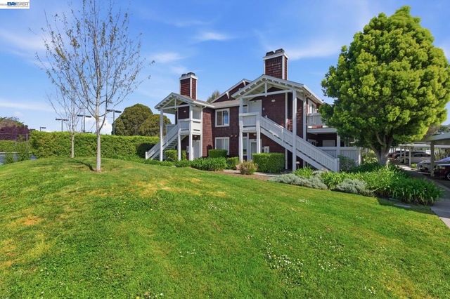 22 Marina Lakes Dr, Richmond, CA 94804