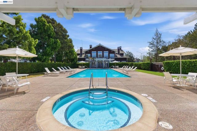 22 Marina Lakes Dr, Richmond, CA 94804