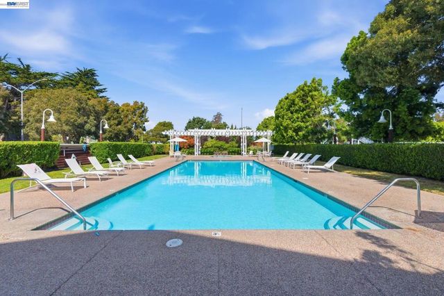 22 Marina Lakes Dr, Richmond, CA 94804