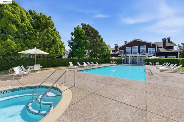 22 Marina Lakes Dr, Richmond, CA 94804