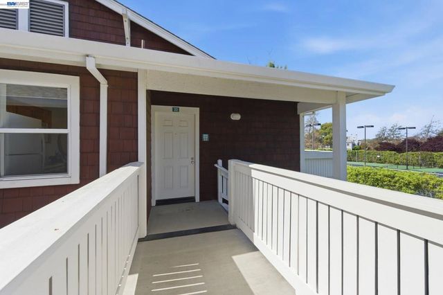 22 Marina Lakes Dr, Richmond, CA 94804