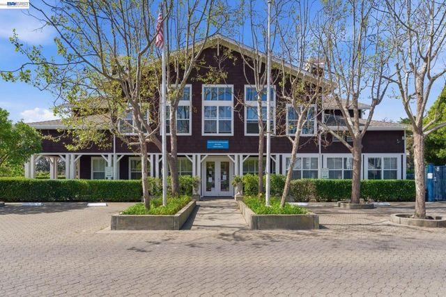 22 Marina Lakes Dr, Richmond, CA 94804