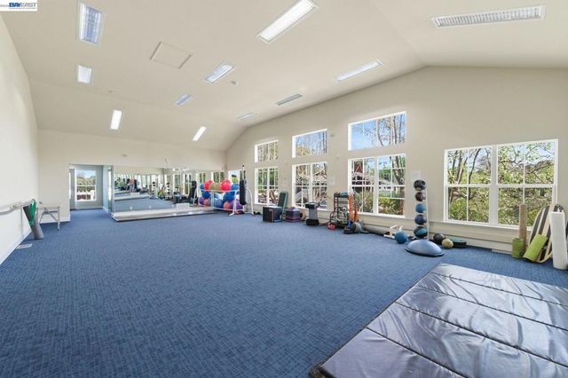 22 Marina Lakes Dr, Richmond, CA 94804