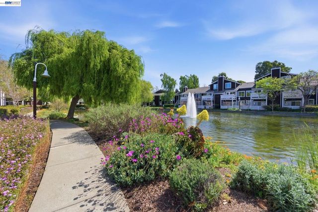 22 Marina Lakes Dr, Richmond, CA 94804