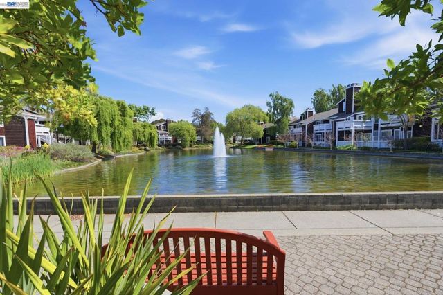 22 Marina Lakes Dr, Richmond, CA 94804