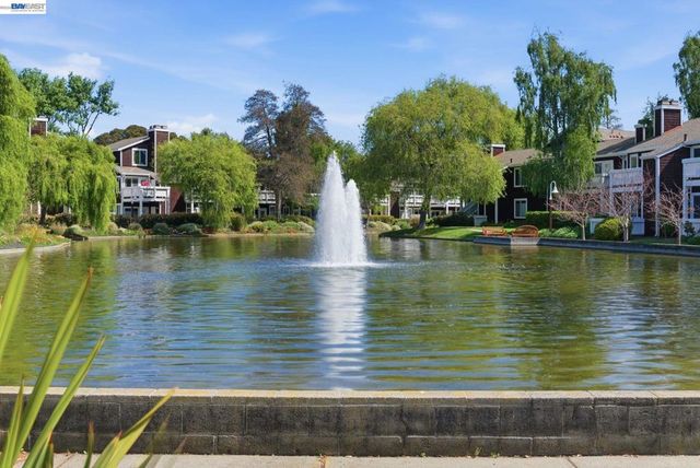 22 Marina Lakes Dr, Richmond, CA 94804