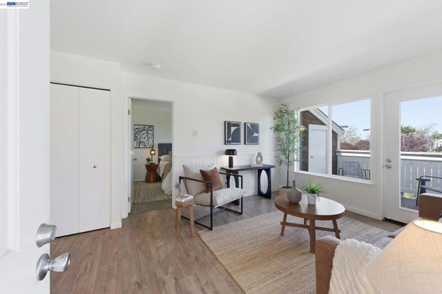 22 Marina Lakes Dr, Richmond, CA 94804