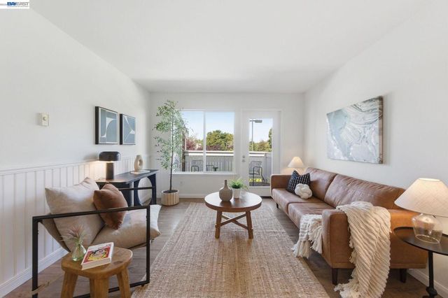 22 Marina Lakes Dr, Richmond, CA 94804